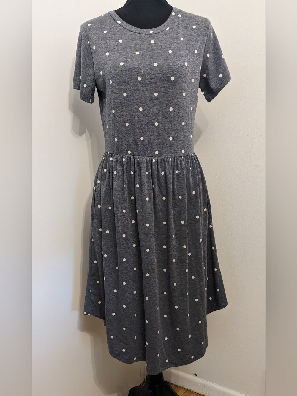 Polka Dot Short Sleeve Grey Dress | Flowy, Lightly Gathered Skirt | Size Small